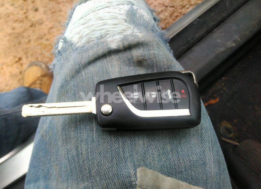 Photo 11 of 2018 Toyota Camry LE (VIN 4T1B11HK0JU039761)