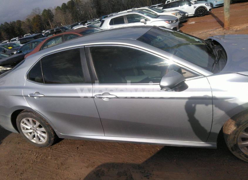 Photo 13 of 2018 Toyota Camry LE (VIN 4T1B11HK0JU039761)