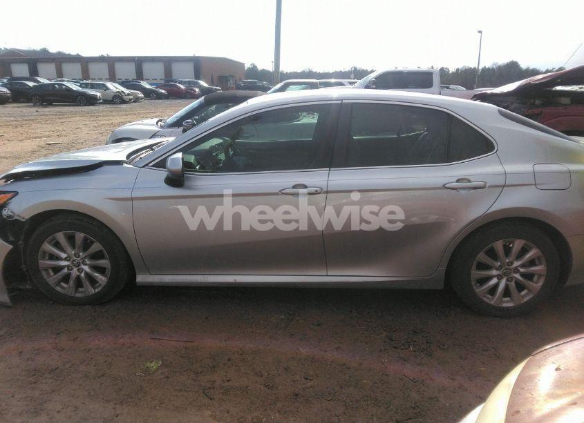 Photo 14 of 2018 Toyota Camry LE (VIN 4T1B11HK0JU039761)