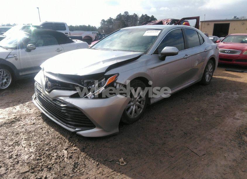Photo 2 of 2018 Toyota Camry LE (VIN 4T1B11HK0JU039761)