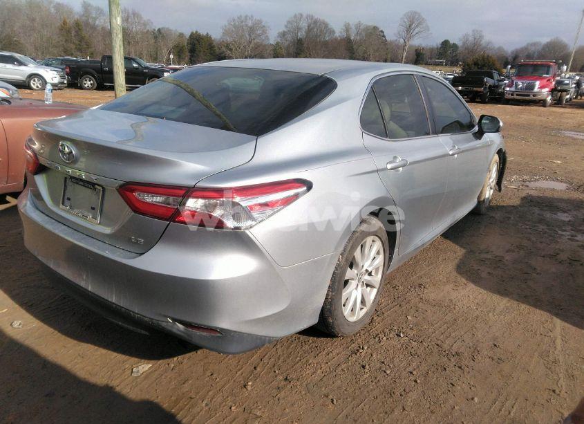 Photo 4 of 2018 Toyota Camry LE (VIN 4T1B11HK0JU039761)