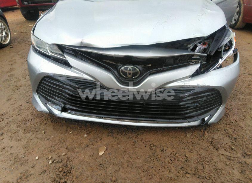 Photo 6 of 2018 Toyota Camry LE (VIN 4T1B11HK0JU039761)