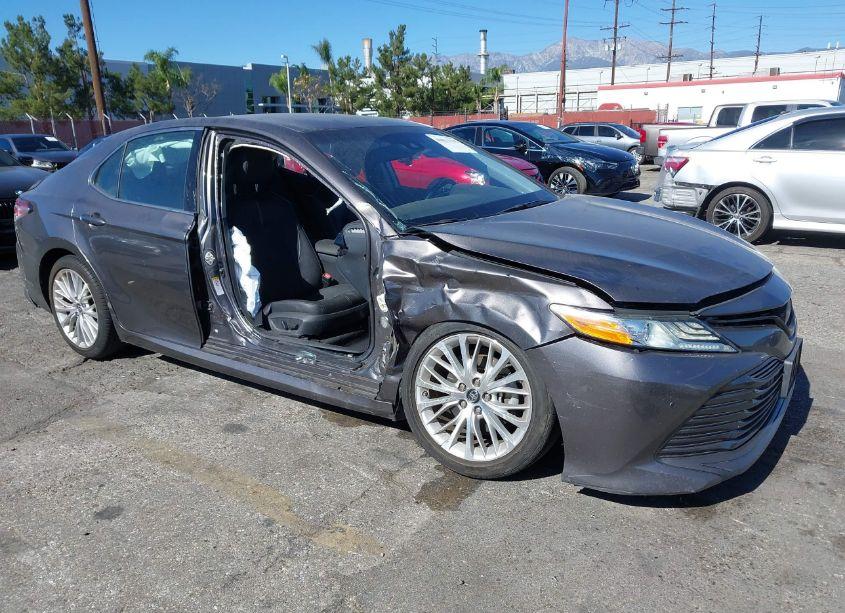 2018 Toyota Camry XLE (VIN 4T1B11HK0JU046631) main photo