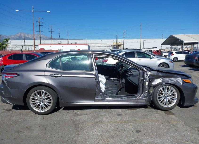 Photo 14 of 2018 Toyota Camry XLE (VIN 4T1B11HK0JU046631)