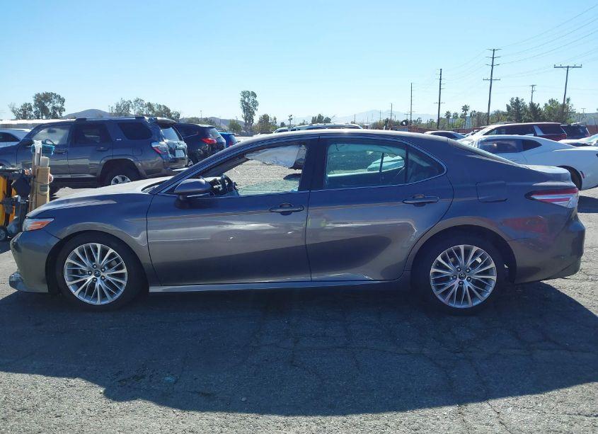 Photo 15 of 2018 Toyota Camry XLE (VIN 4T1B11HK0JU046631)