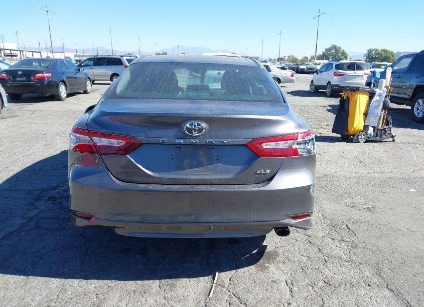 Photo 18 of 2018 Toyota Camry XLE (VIN 4T1B11HK0JU046631)