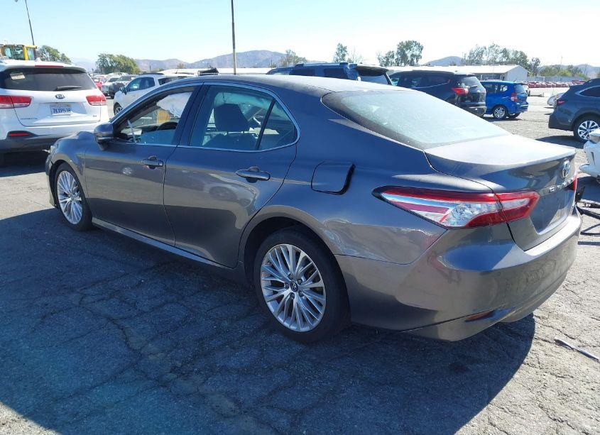 Photo 3 of 2018 Toyota Camry XLE (VIN 4T1B11HK0JU046631)