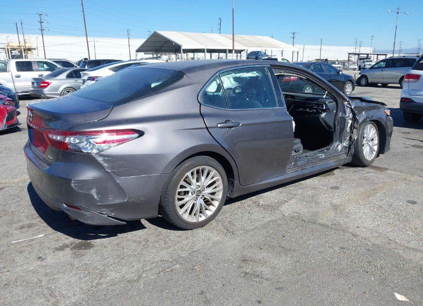 Photo 4 of 2018 Toyota Camry XLE (VIN 4T1B11HK0JU046631)