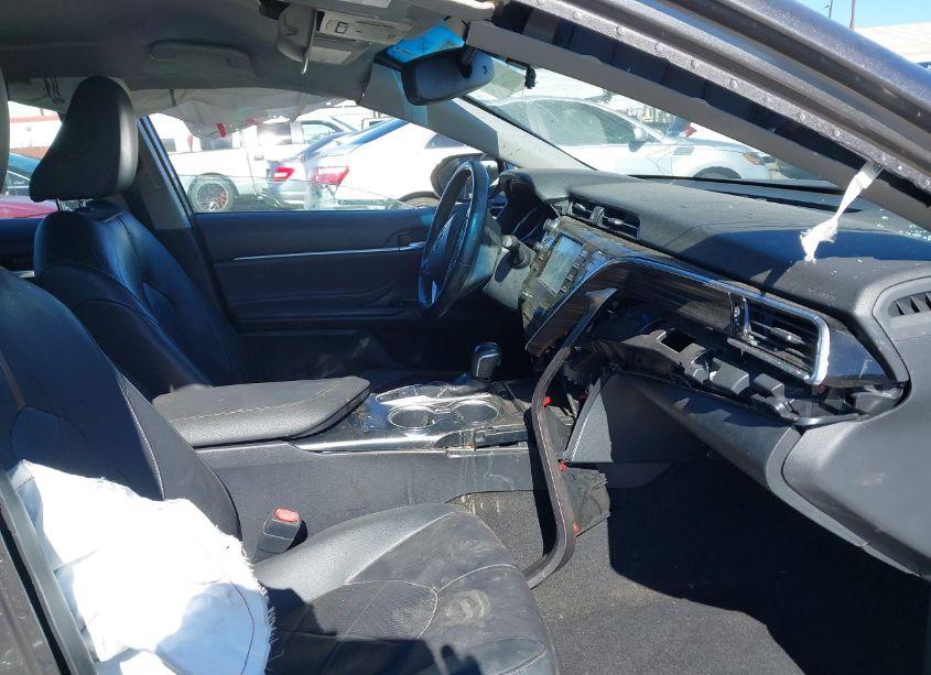 Photo 5 of 2018 Toyota Camry XLE (VIN 4T1B11HK0JU046631)