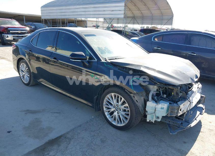 2018 Toyota Camry XLE (VIN 4T1B11HK0JU051487) main photo