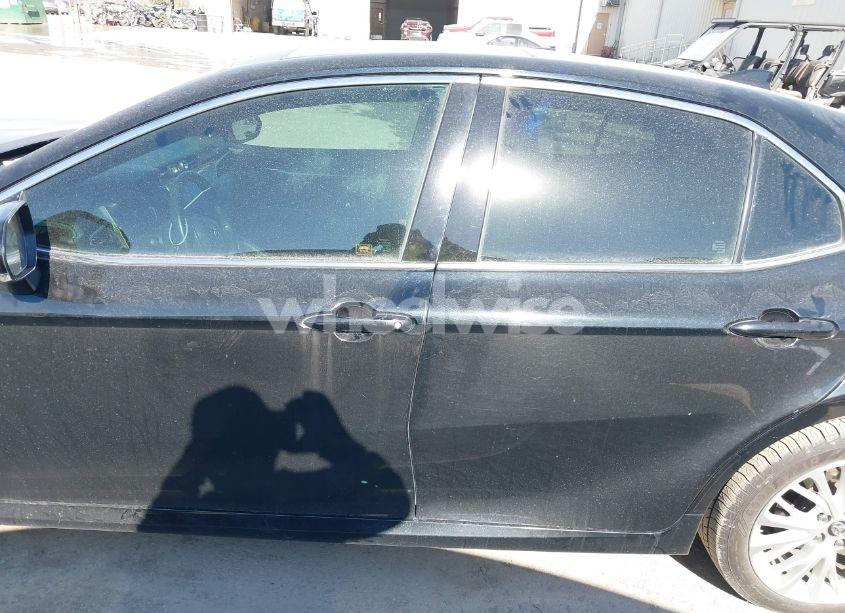 Photo 14 of 2018 Toyota Camry XLE (VIN 4T1B11HK0JU051487)