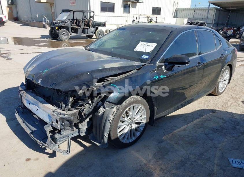 Photo 2 of 2018 Toyota Camry XLE (VIN 4T1B11HK0JU051487)