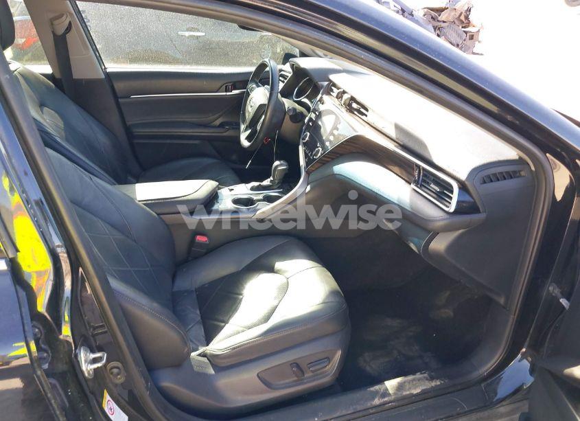 Photo 5 of 2018 Toyota Camry XLE (VIN 4T1B11HK0JU051487)