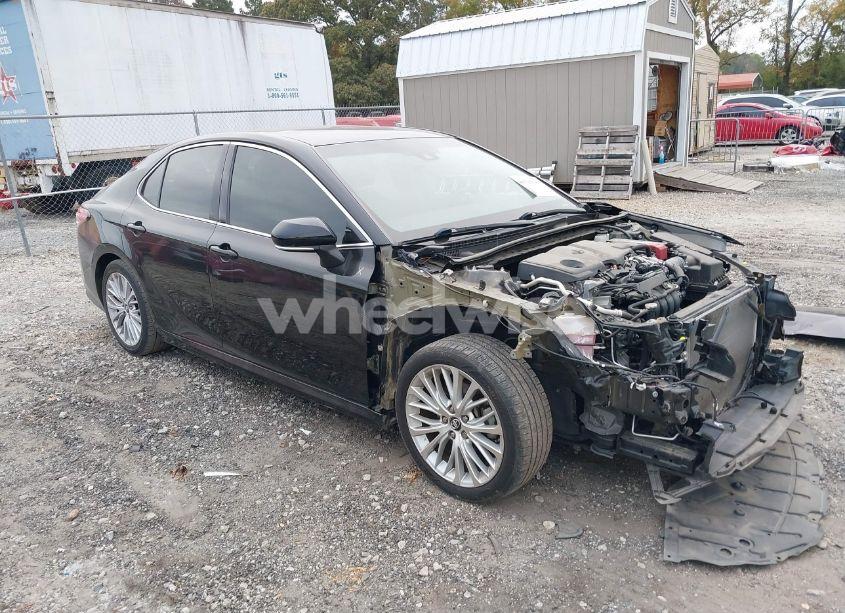 2018 Toyota Camry XLE (VIN 4T1B11HK0JU052297) main photo