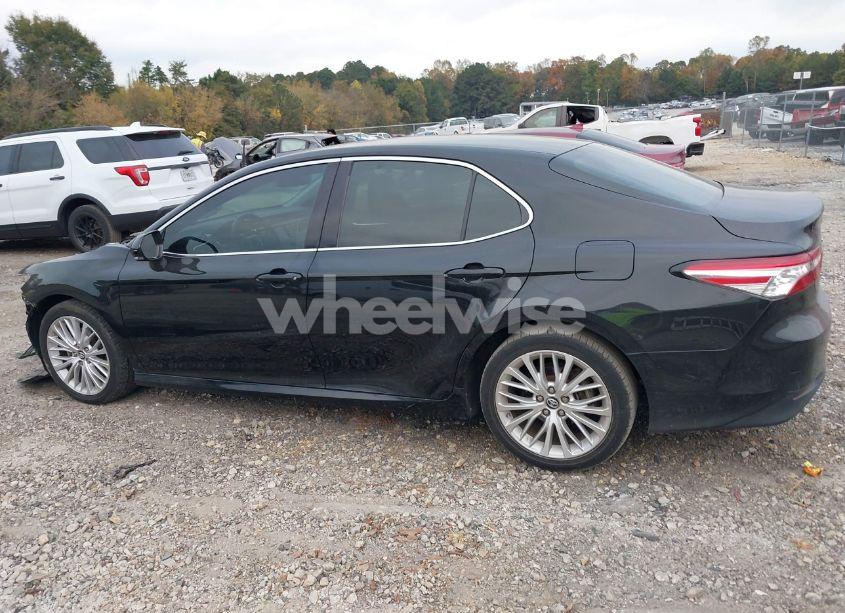 Photo 15 of 2018 Toyota Camry XLE (VIN 4T1B11HK0JU052297)