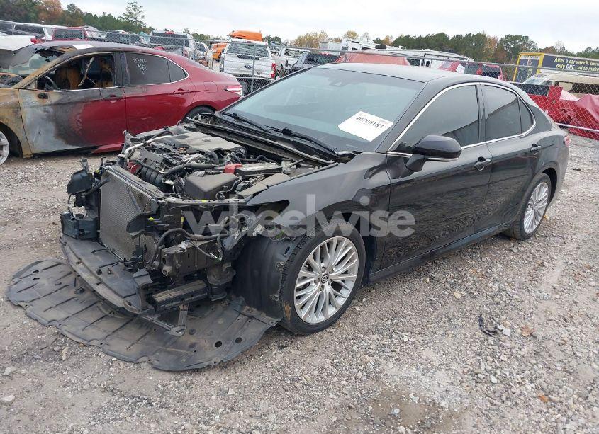 Photo 2 of 2018 Toyota Camry XLE (VIN 4T1B11HK0JU052297)