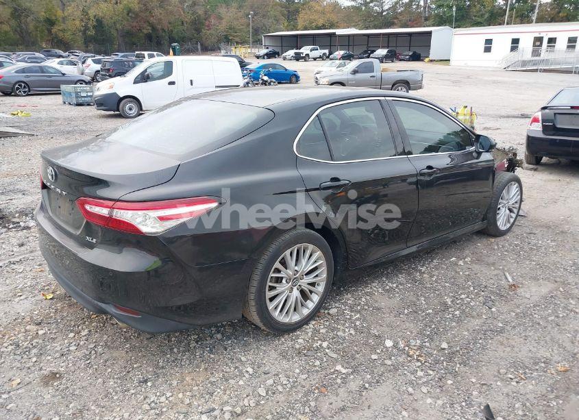 Photo 4 of 2018 Toyota Camry XLE (VIN 4T1B11HK0JU052297)