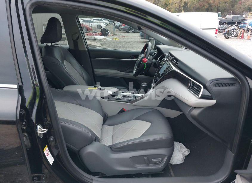 Photo 5 of 2018 Toyota Camry XLE (VIN 4T1B11HK0JU052297)