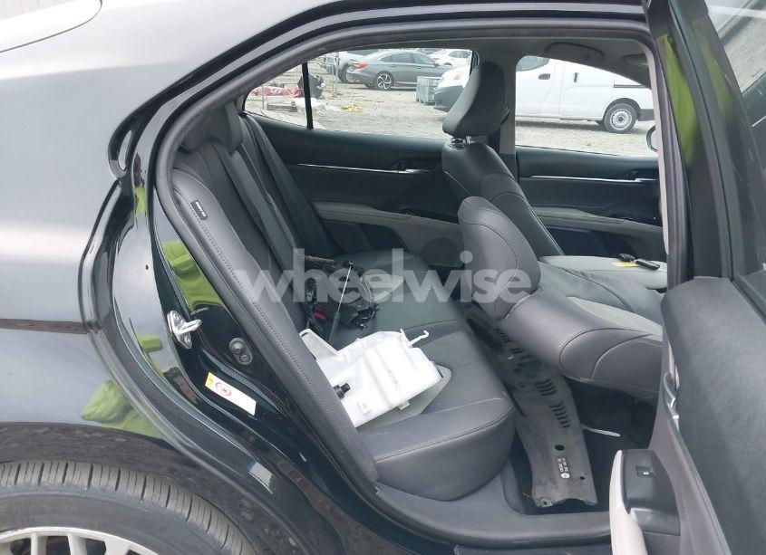 Photo 8 of 2018 Toyota Camry XLE (VIN 4T1B11HK0JU052297)