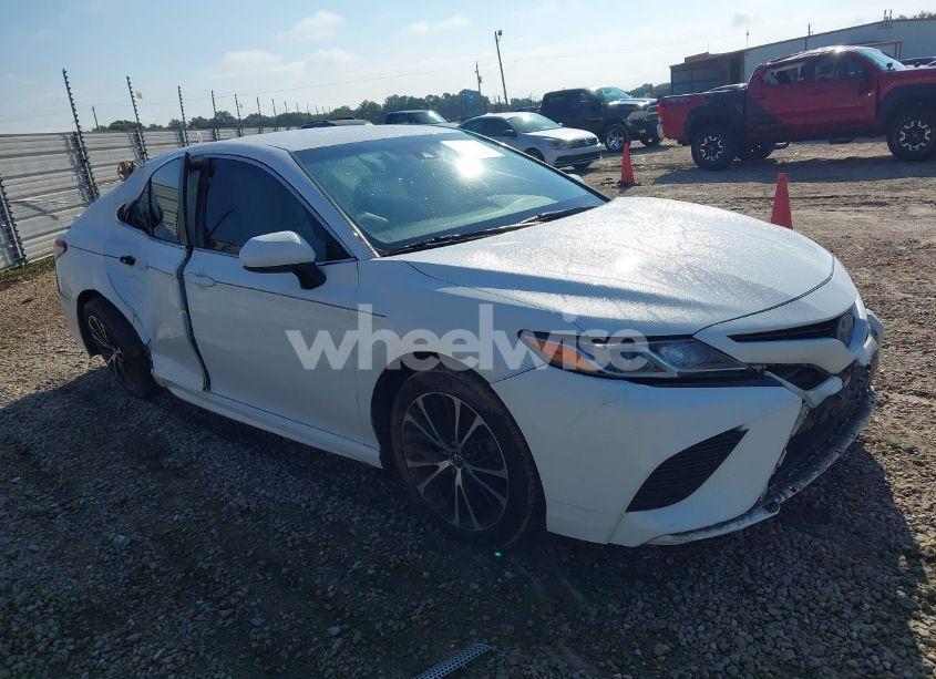 2018 Toyota Camry SE (VIN 4T1B11HK0JU054874) main photo