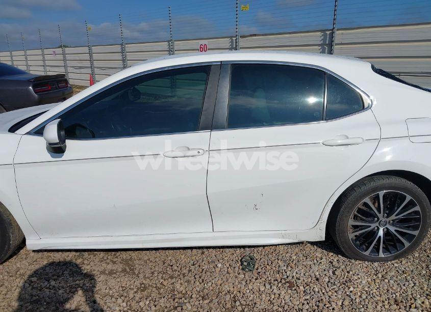 Photo 14 of 2018 Toyota Camry SE (VIN 4T1B11HK0JU054874)