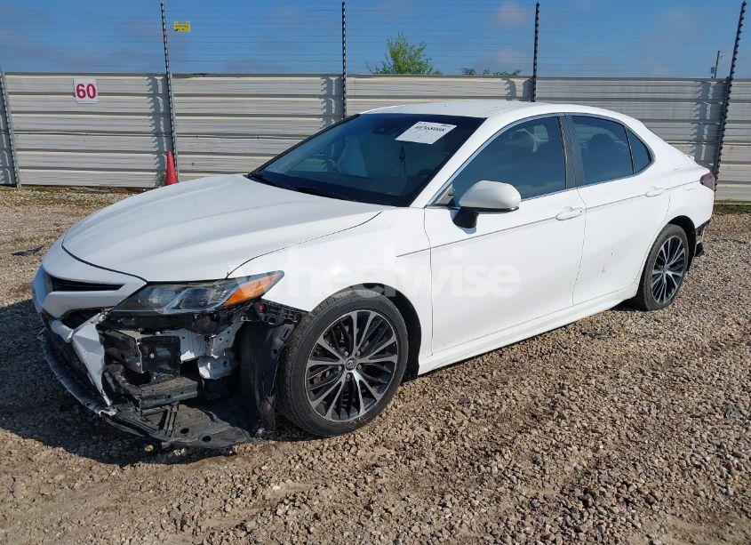 Photo 2 of 2018 Toyota Camry SE (VIN 4T1B11HK0JU054874)