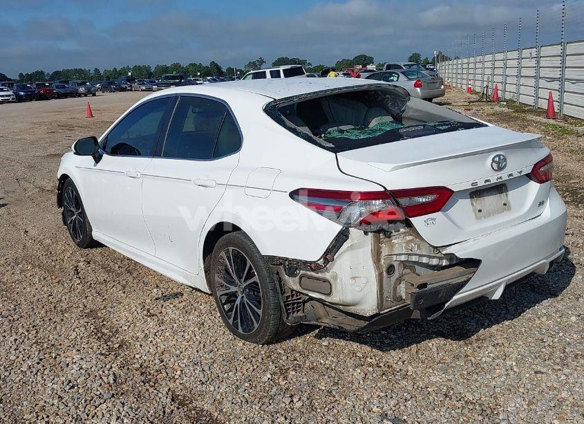 Photo 3 of 2018 Toyota Camry SE (VIN 4T1B11HK0JU054874)