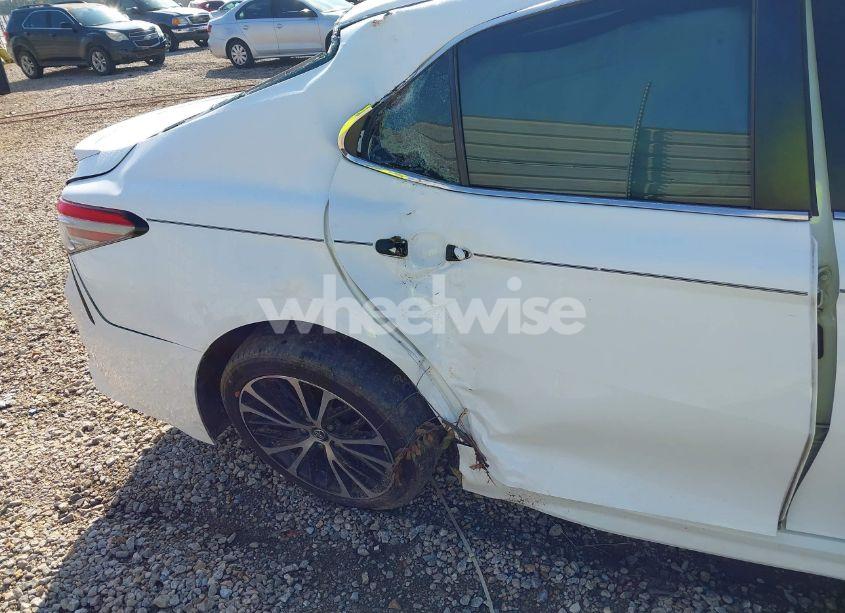 Photo 6 of 2018 Toyota Camry SE (VIN 4T1B11HK0JU054874)