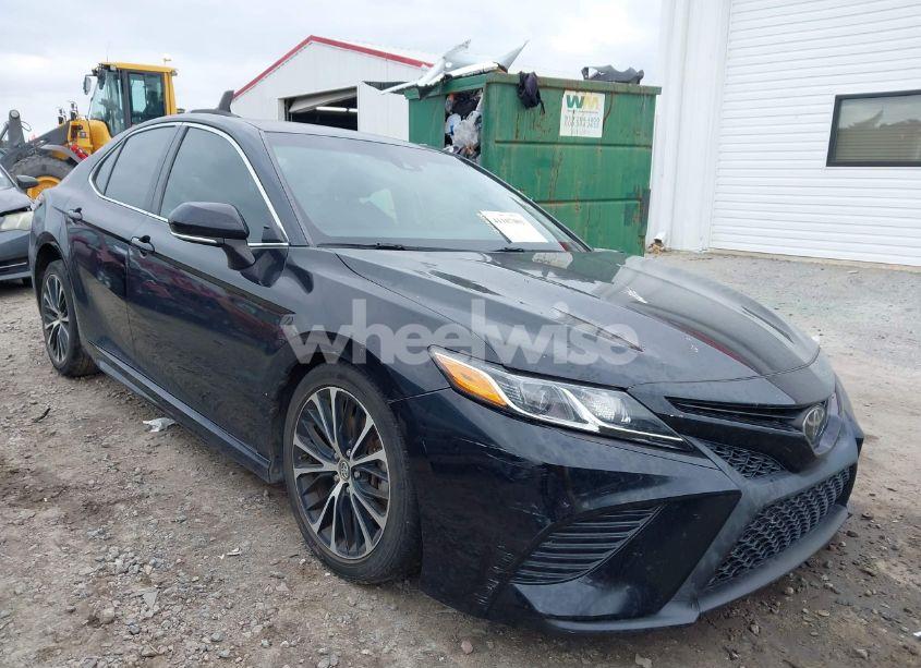2018 Toyota Camry SE (VIN 4T1B11HK0JU055605) main photo