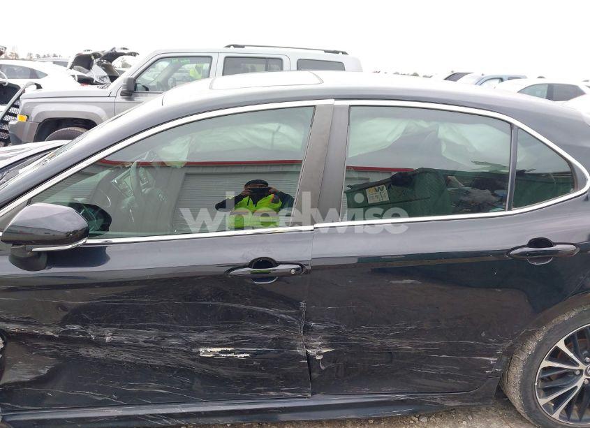 Photo 15 of 2018 Toyota Camry SE (VIN 4T1B11HK0JU055605)