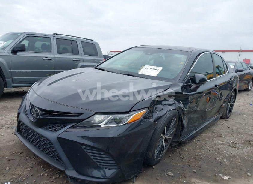 Photo 2 of 2018 Toyota Camry SE (VIN 4T1B11HK0JU055605)