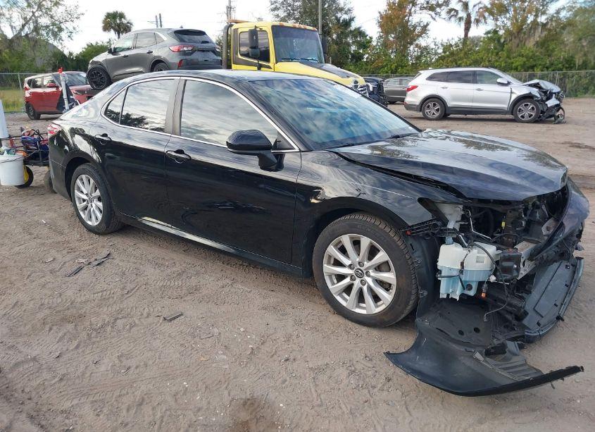 2018 Toyota Camry LE (VIN 4T1B11HK0JU074011) main photo