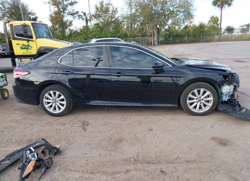 Photo 14 of 2018 Toyota Camry LE (VIN 4T1B11HK0JU074011)