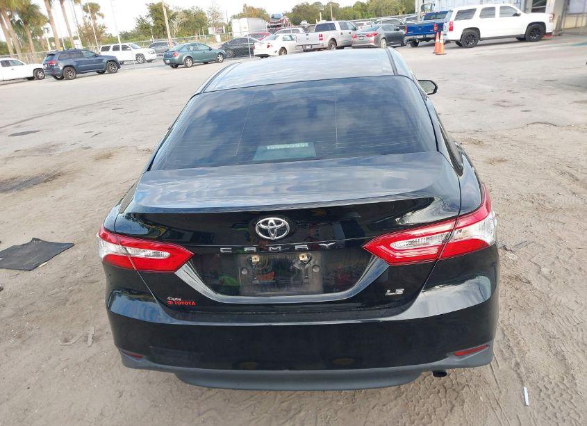 Photo 17 of 2018 Toyota Camry LE (VIN 4T1B11HK0JU074011)