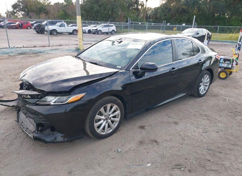 Photo 2 of 2018 Toyota Camry LE (VIN 4T1B11HK0JU074011)
