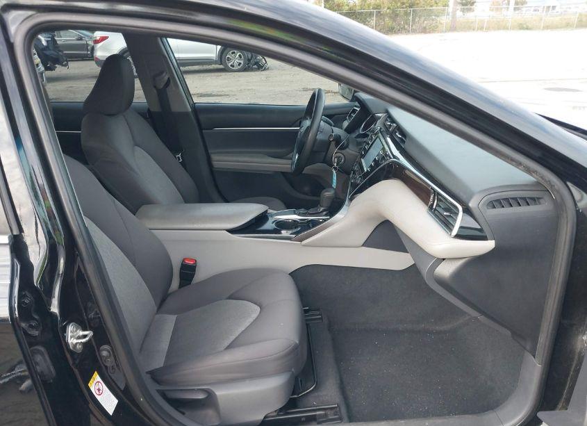 Photo 5 of 2018 Toyota Camry LE (VIN 4T1B11HK0JU074011)