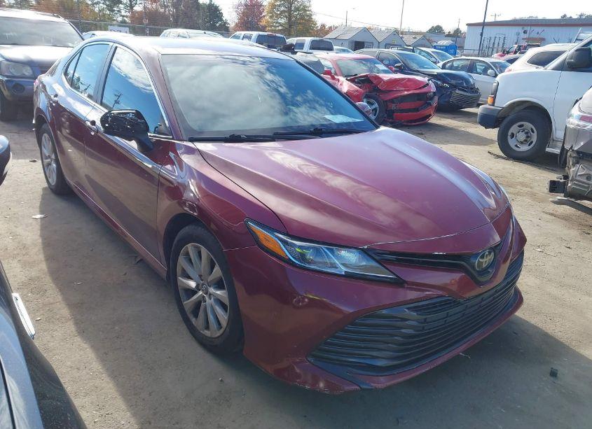 2018 Toyota Camry LE (VIN 4T1B11HK0JU078771) main photo