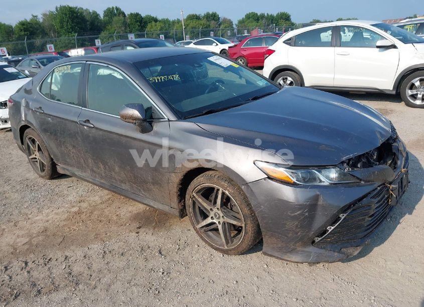 2018 Toyota Camry LE (VIN 4T1B11HK0JU088121) main photo