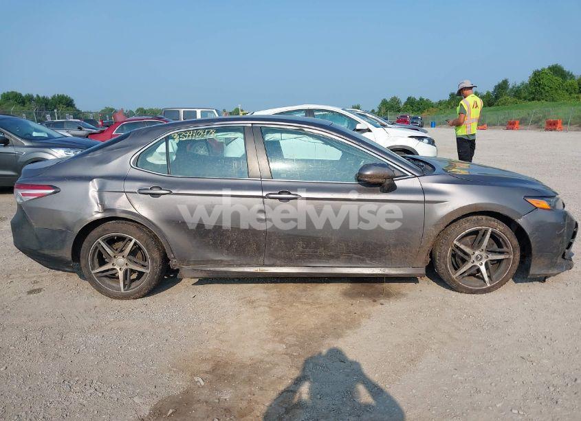 Photo 14 of 2018 Toyota Camry LE (VIN 4T1B11HK0JU088121)