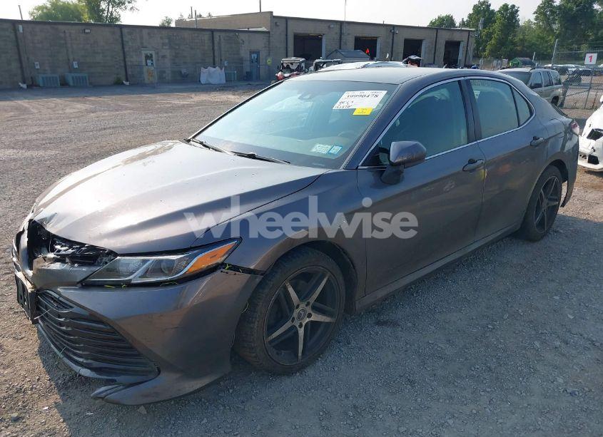 Photo 2 of 2018 Toyota Camry LE (VIN 4T1B11HK0JU088121)
