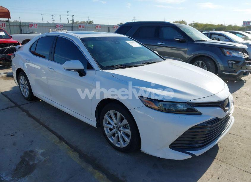 2018 Toyota Camry LE (VIN 4T1B11HK0JU094565) main photo