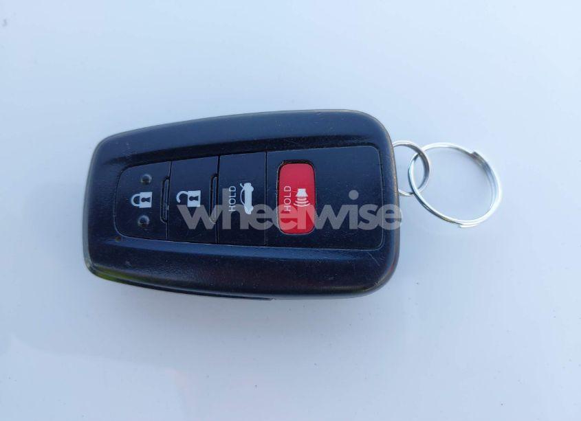 Photo 11 of 2018 Toyota Camry LE (VIN 4T1B11HK0JU094565)