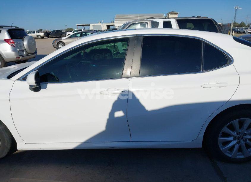 Photo 14 of 2018 Toyota Camry LE (VIN 4T1B11HK0JU094565)