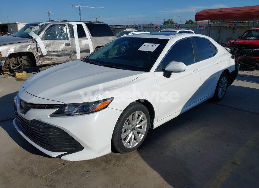 Photo 2 of 2018 Toyota Camry LE (VIN 4T1B11HK0JU094565)