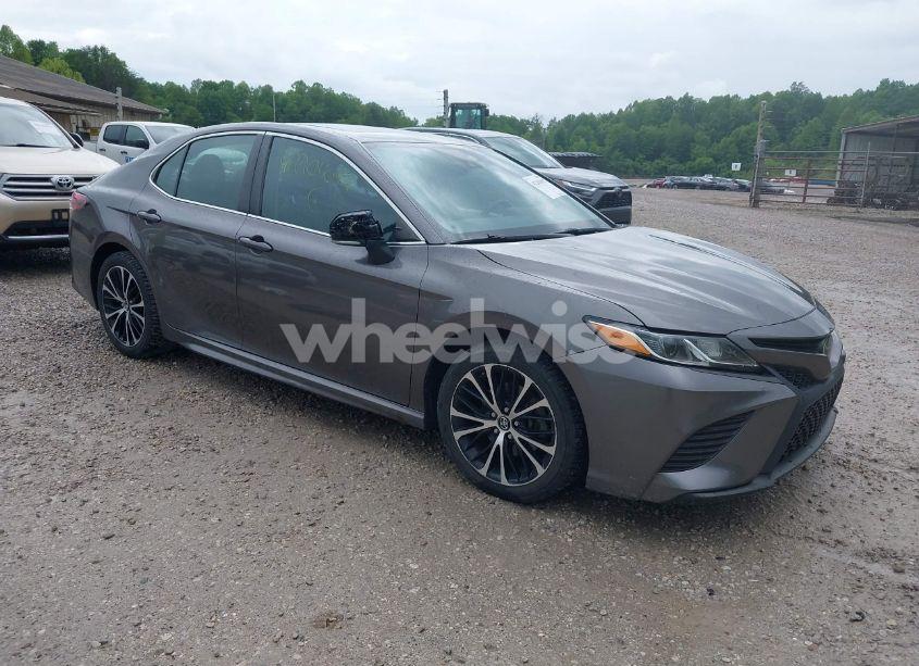 2018 Toyota Camry SE (VIN 4T1B11HK0JU097935) main photo