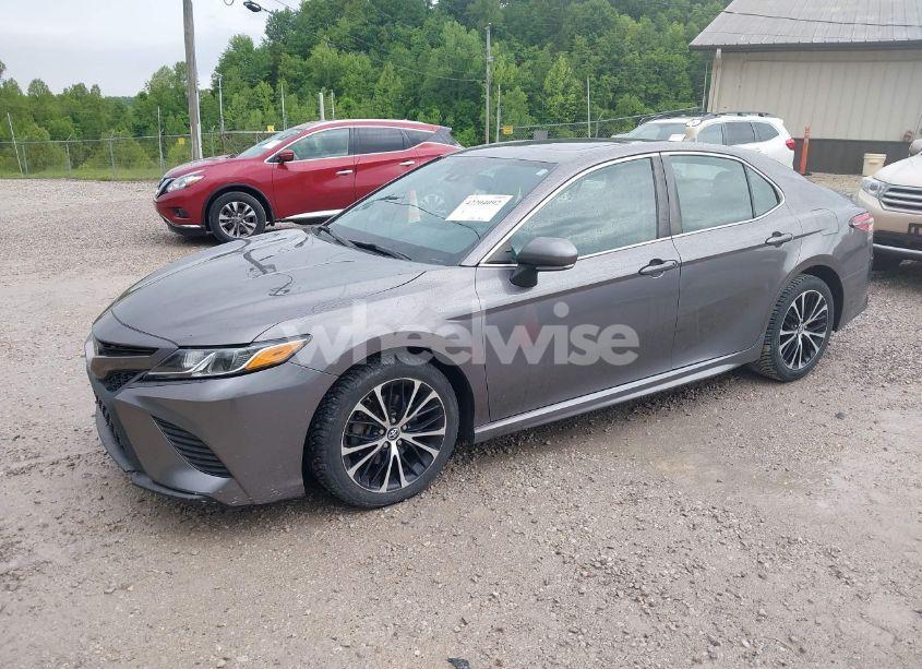 Photo 2 of 2018 Toyota Camry SE (VIN 4T1B11HK0JU097935)
