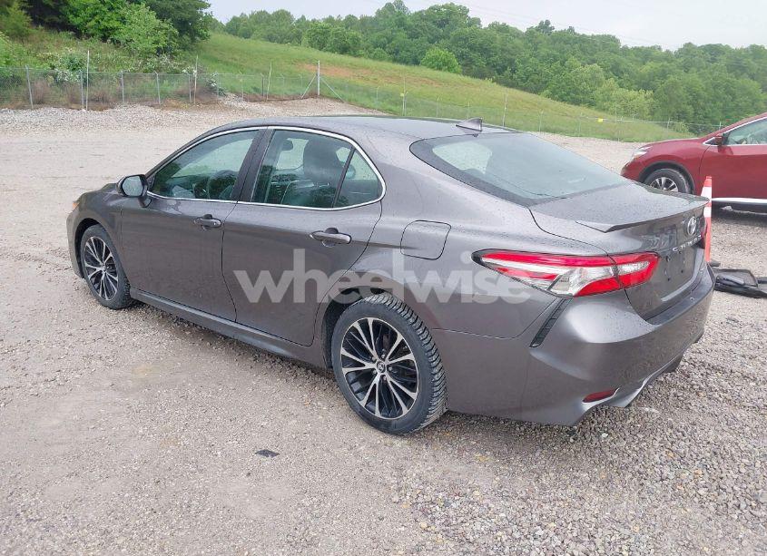 Photo 3 of 2018 Toyota Camry SE (VIN 4T1B11HK0JU097935)