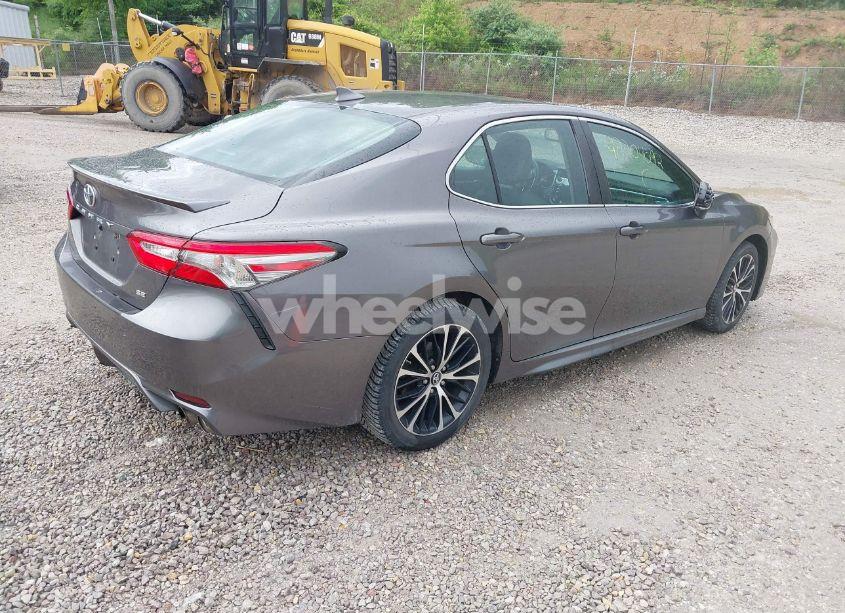 Photo 4 of 2018 Toyota Camry SE (VIN 4T1B11HK0JU097935)