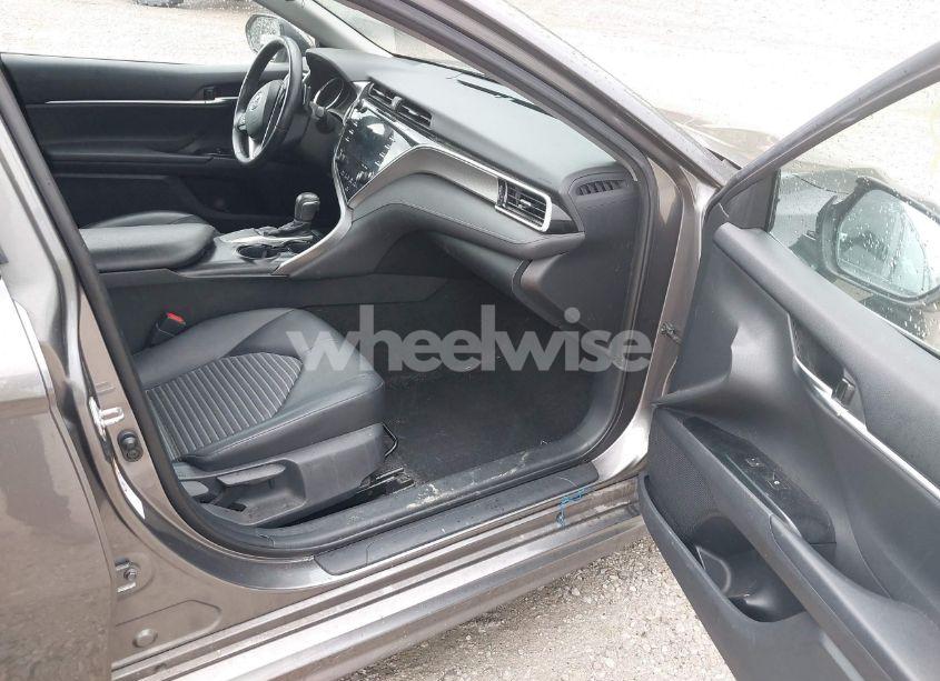 Photo 5 of 2018 Toyota Camry SE (VIN 4T1B11HK0JU097935)