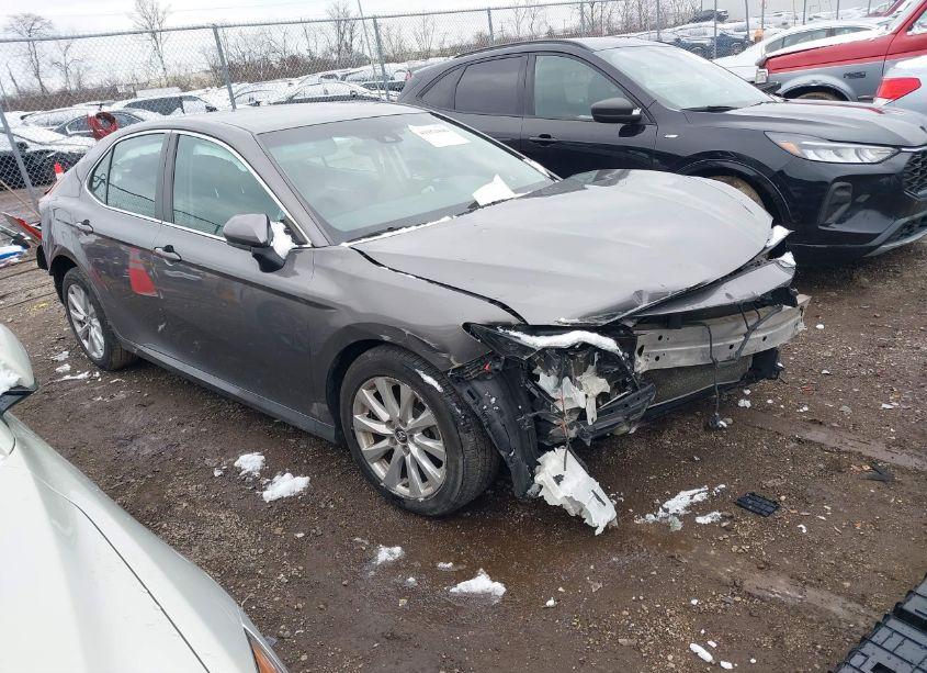 2018 Toyota Camry LE (VIN 4T1B11HK0JU101630) main photo